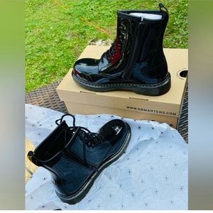Dr.Martens Big kid Boots patent size US 6 it fits in size 7 in women